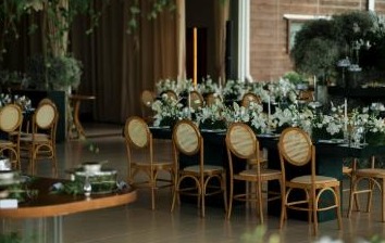 Otel etkinlik alanında çiçek düzenlemeleriyle hazırlanmış masa